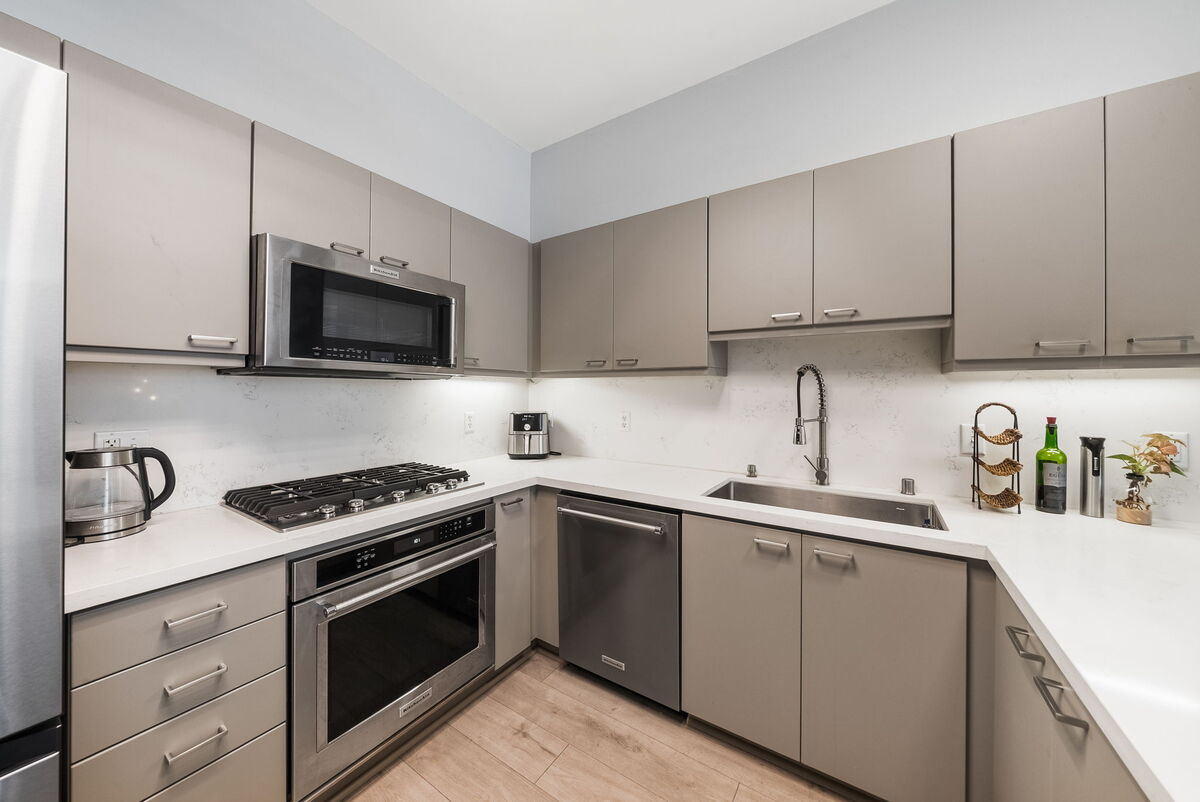 Gas range and quartz backsplash