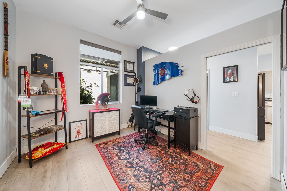 Second bedroom, an easy office